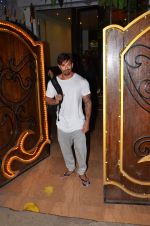 Karan Singh Grover snapped leaving a spa in Juhu on 5th March 2016